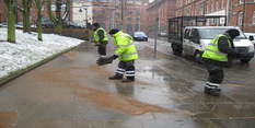 Gritting pavement